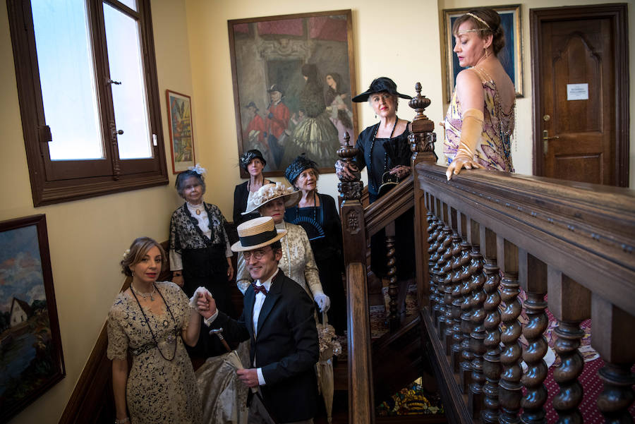 Foto de grupo en las escaleras de La Bilbaína.