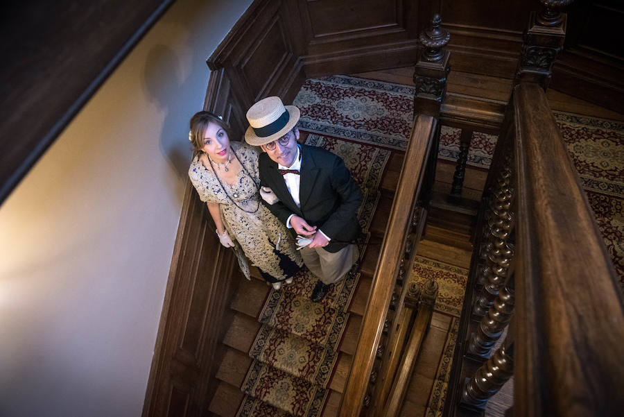 Fernando Botanz y Raquel Rodríguez, en las escaleras de La Bilbaína. 