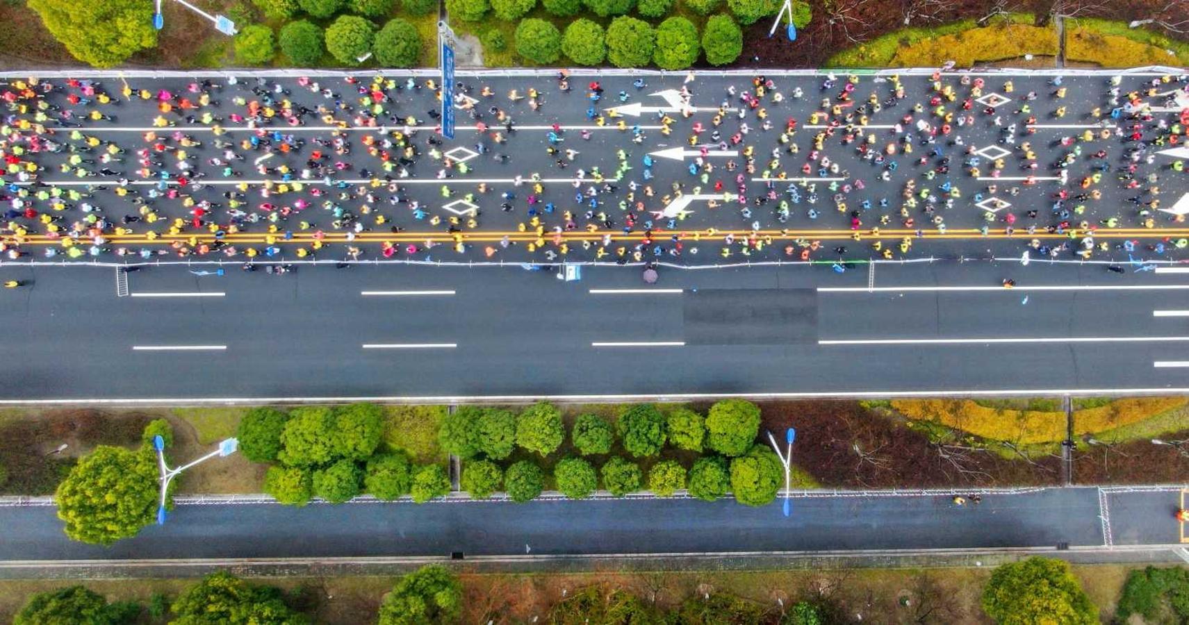 Vista aérea de los participantes en la Maratón Internacional Rugao 2019 en Nantong, China