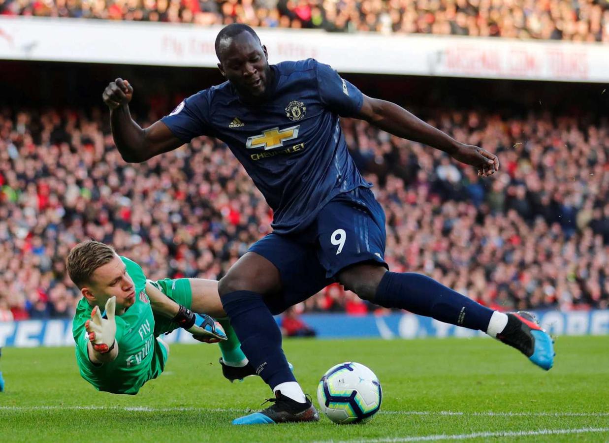 El futbolista del Manchester, Romelu Lukaku, controla el balón ante el guardameta del Arsenal, Bernd Leno