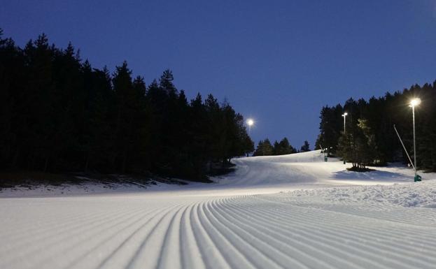 El esquí nocturno se ha convertido en la actividad más exitosa del centro catalán