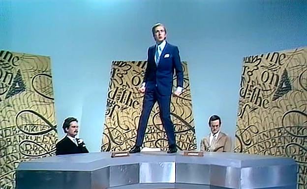 Un momento del 'sketch', con Eric Idle subido a la mesa.