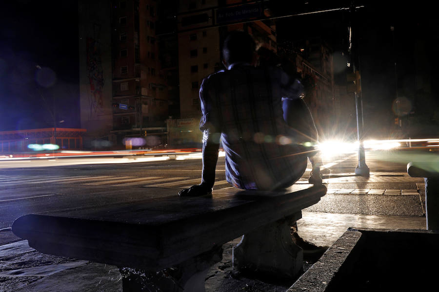 El país lleva días sufirendo apagones de corriente eléctrica y ha generado situaciones tercer mundistas en el país. Entre ellos, comida podrida y gente sin poder comunicarse con su familia