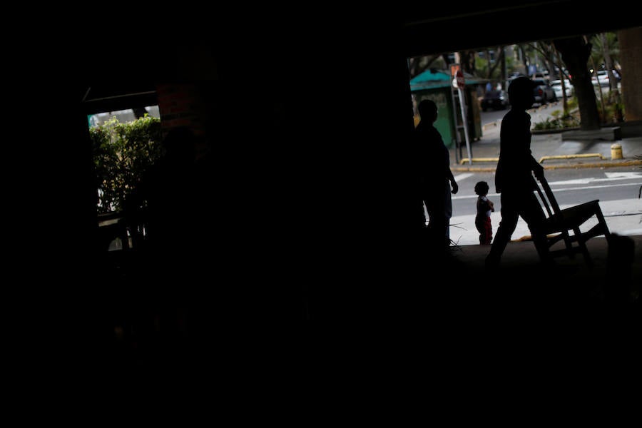 El país lleva días sufirendo apagones de corriente eléctrica y ha generado situaciones tercer mundistas en el país. Entre ellos, comida podrida y gente sin poder comunicarse con su familia