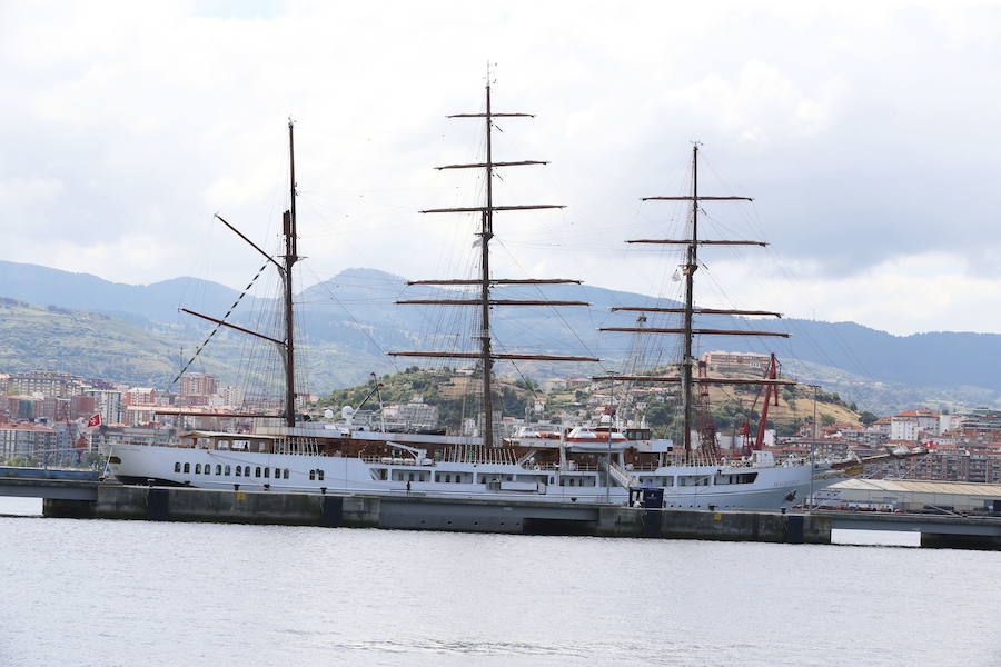 Aunque tiene su base en el mar Caribe, por donde navega en invierno, el 'SEA CLOUD II' barco realiza cruceros por el Mediterráneo y Europa occidental en verano. Lleva 93 pasajeros y una tripulación de 63 marineros. Con sus 177 metros de eslora, es el velero de pasajeros más grande del mundo. Visitó el muelle de cruceros de Getxo en 2016.