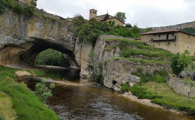 El río Nela discurre bajo un arco natural abierto tras milenios de erosión.