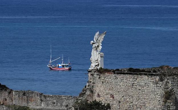 El Ángel Exterminador vigila la costa desde el cementerio de Comillas.