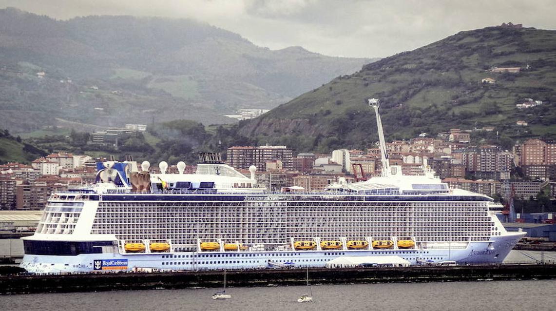 Crucero 'ANTHEM OF THE SEAS', Con 348 metros eslora, es el barco más grande que ha visitado Bizkaia. Fue en 2015, cuando ostentaba la segunda plaza en el ranking de los buques de pasajeros más grandes del mundo. Pesa 167.800 toneladas y puede alojar a 4.200 personas y 1.500 tripulantes gracias a sus más de 2.000 camarotes repartidos en 16 cubiertas. 