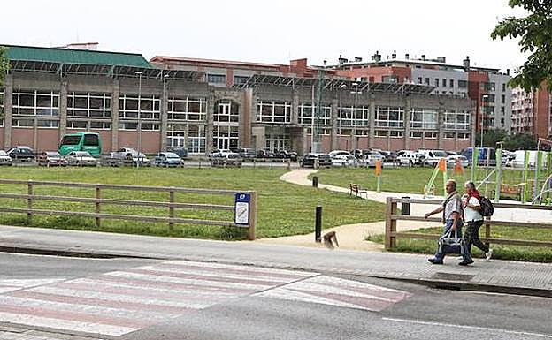 El solar de Tartanga, junto al polideportivo, es el lugar donde se levantarán los 353 pisos. 