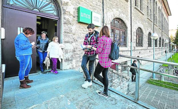 Varios alumnos, ayer, en las puertas de la UNED, cuya sede en Vitoria se encuentra en el edificio del Seminario.