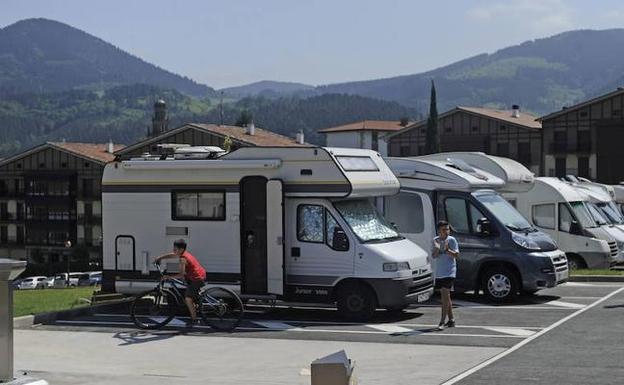 Aparcamiento de San Juan con capacidad para estacionar once autocaravanas. 