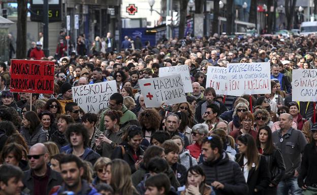 Los profesores de la red concertada volvieron a protagonizar ayer una masiva manifestación por las calles de Bilbao para reclamar mejoras laborales. :: jordi alemany