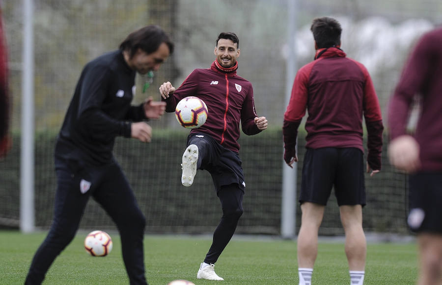 En la sesión de este jueves Aduriz ha realizado ejercicios con el balón