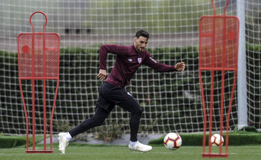 En la sesión de este jueves Aduriz ha realizado ejercicios con el balón