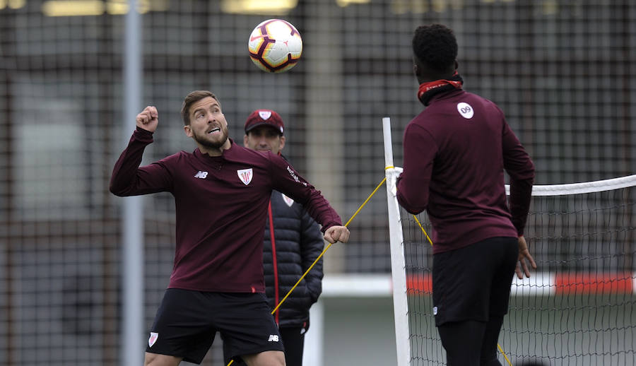 En la sesión de este jueves Aduriz ha realizado ejercicios con el balón