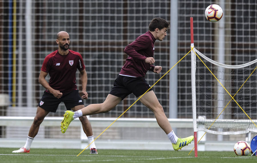En la sesión de este jueves Aduriz ha realizado ejercicios con el balón
