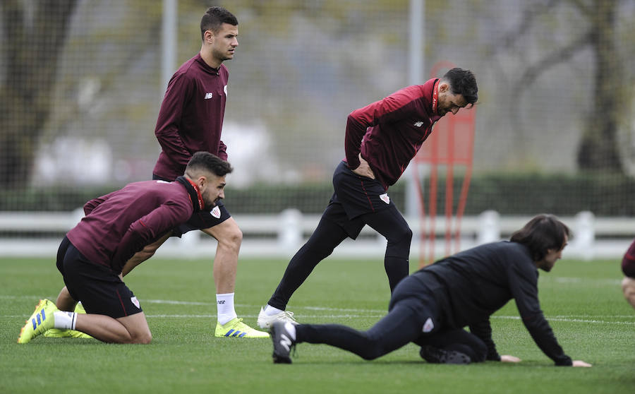 En la sesión de este jueves Aduriz ha realizado ejercicios con el balón