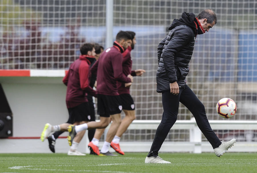 En la sesión de este jueves Aduriz ha realizado ejercicios con el balón