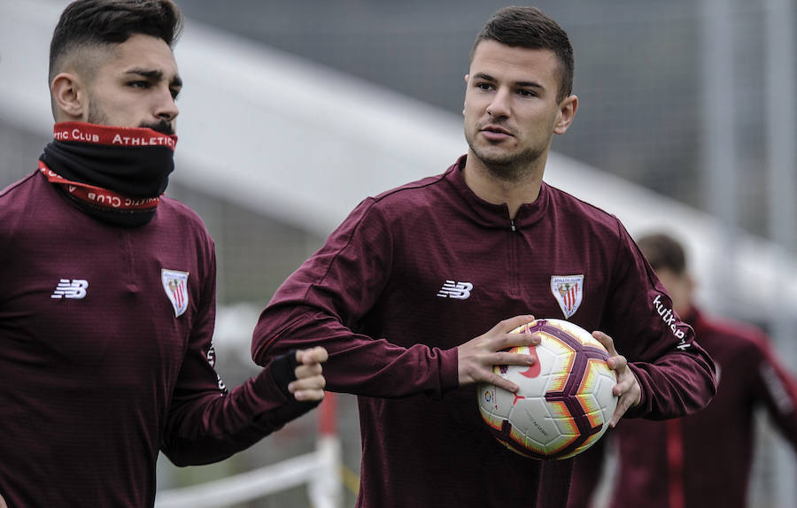 En la sesión de este jueves Aduriz ha realizado ejercicios con el balón