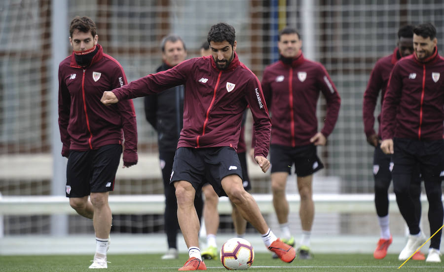 En la sesión de este jueves Aduriz ha realizado ejercicios con el balón
