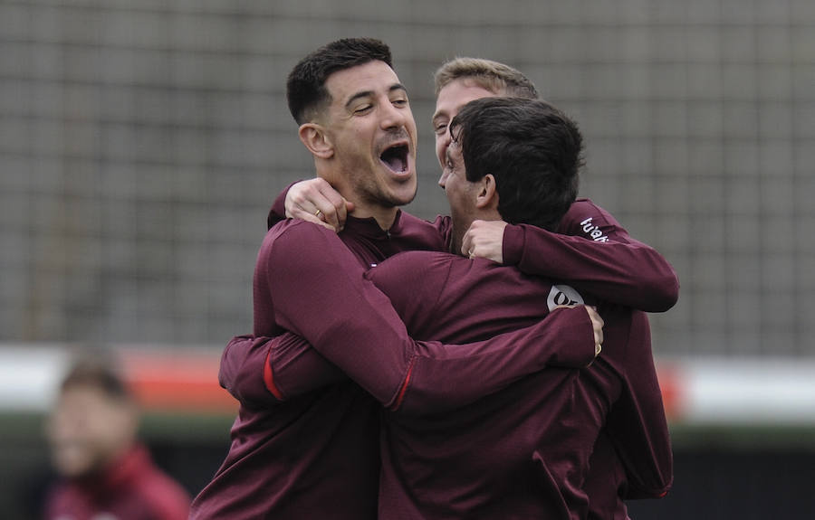 En la sesión de este jueves Aduriz ha realizado ejercicios con el balón