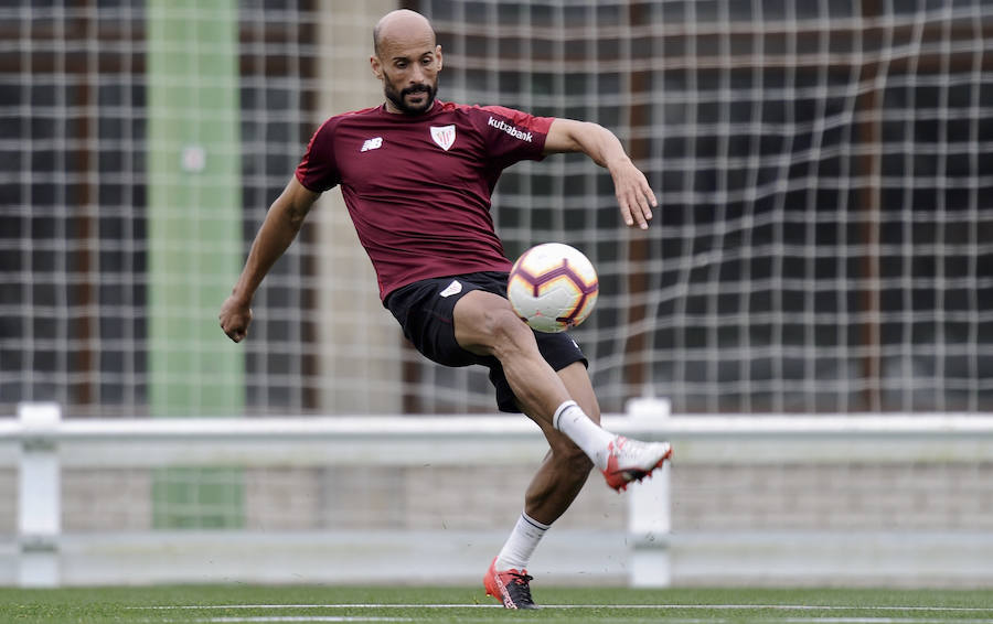 En la sesión de este jueves Aduriz ha realizado ejercicios con el balón