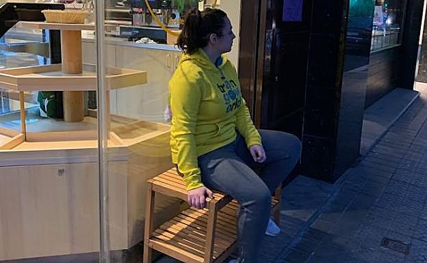 En el Nostrum, de Pozas, se sientan para todo. Para fumar, curiosear, pasar el rato... 