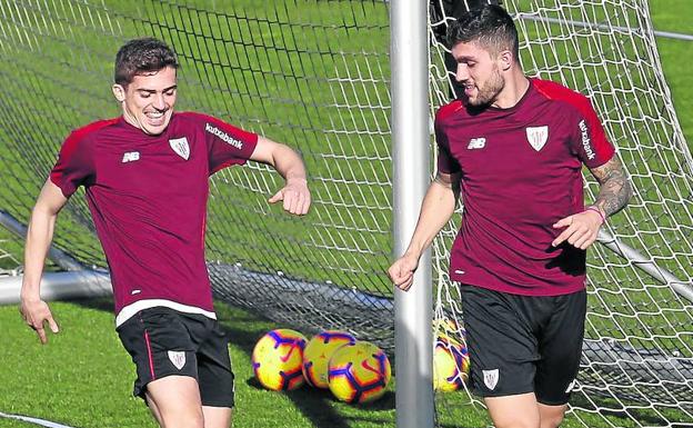 Córdoba y Unai Núñez, durante un entrenamiento en Lezama. 