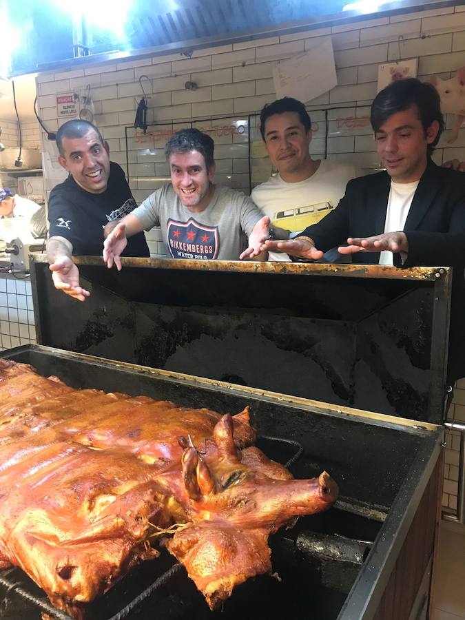 São Paulo (Brasil). Noviembre. Casa do Porco Bar. El chef de Nerua aparece aquí junto a Jefferson Rueda, un cocinero brasileño que se ha especializado en el asado de puercos en su Casa do Porco.