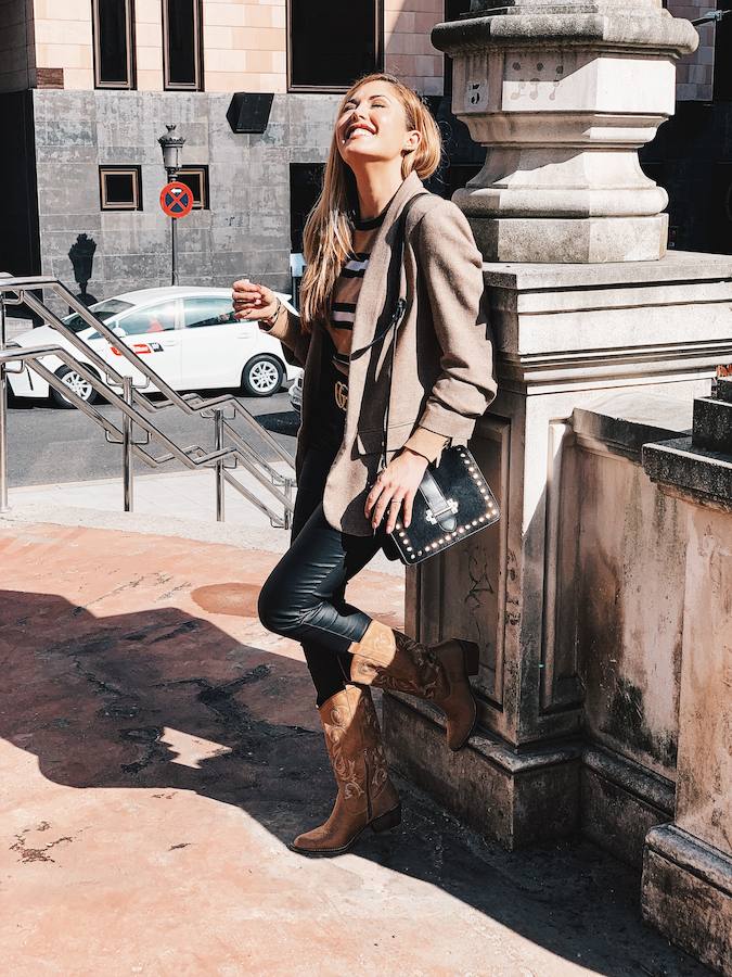 Los pantalones negros encerados le aportan un toque 'chic' a las camperas.