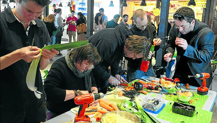 El proceso de creación de los instrumentos, con 70 kilos de vegetales.