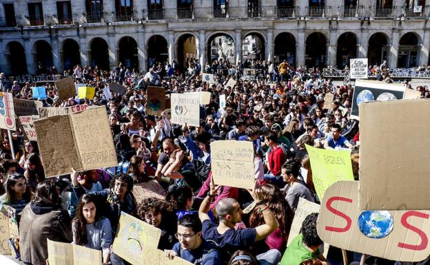 Centenares de estudiantes toman la plaza de España en una movilización de mediodía. Por la tarde, la concentración tuvo respuesta en la Virgen Blanca.