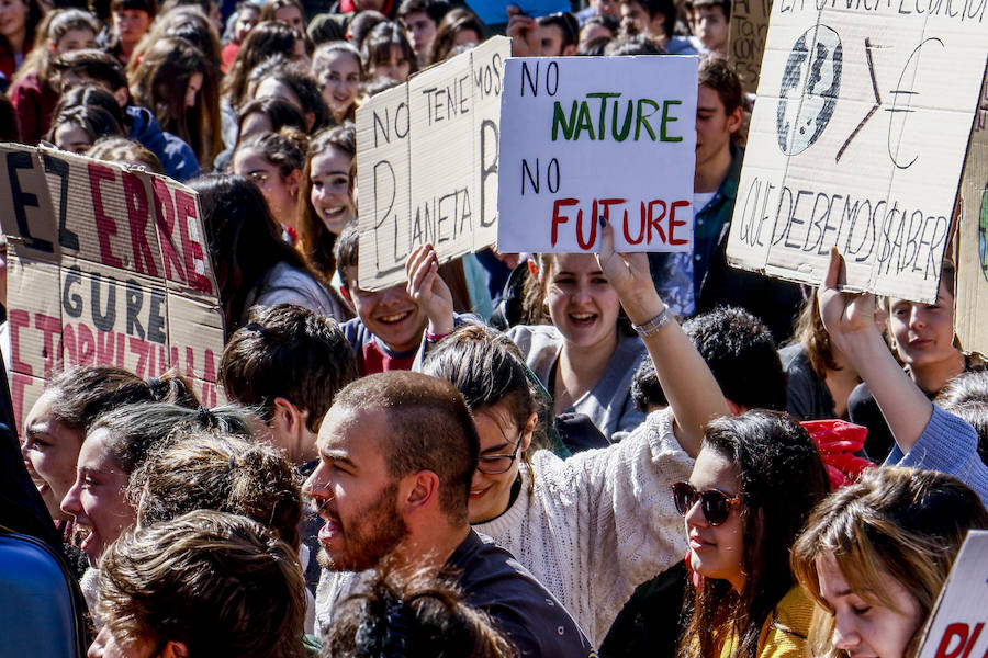 Centenares de jóvenes secundan la llamada mundial del 'Friday for Future' y añaden la lucha contra el calentamiento a las causas que defienden