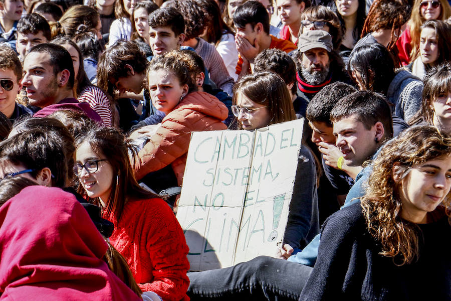 Centenares de jóvenes secundan la llamada mundial del 'Friday for Future' y añaden la lucha contra el calentamiento a las causas que defienden
