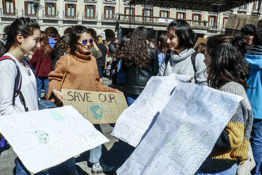 Centenares de jóvenes secundan la llamada mundial del 'Friday for Future' y añaden la lucha contra el calentamiento a las causas que defienden