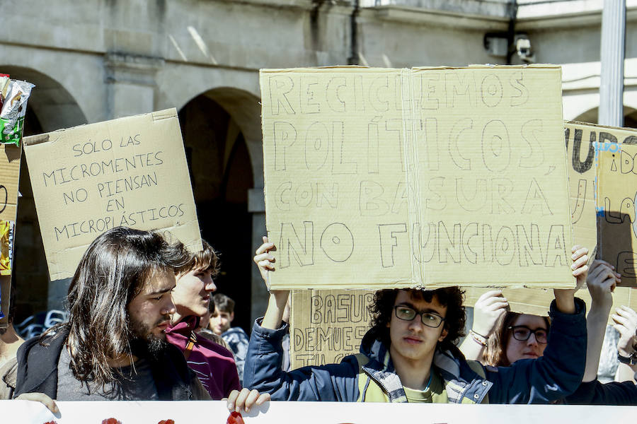 Centenares de jóvenes secundan la llamada mundial del 'Friday for Future' y añaden la lucha contra el calentamiento a las causas que defienden