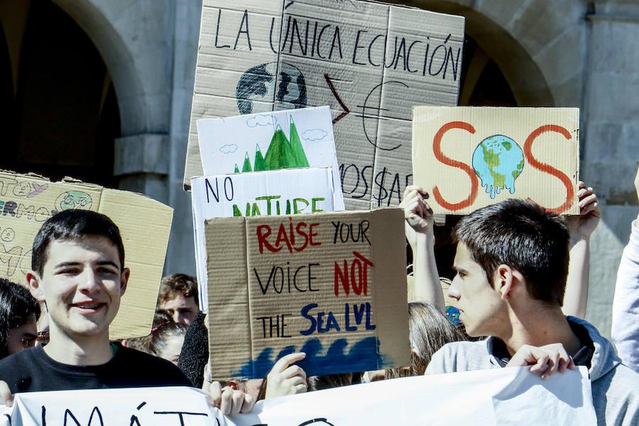 Centenares de jóvenes secundan la llamada mundial del 'Friday for Future' y añaden la lucha contra el calentamiento a las causas que defienden