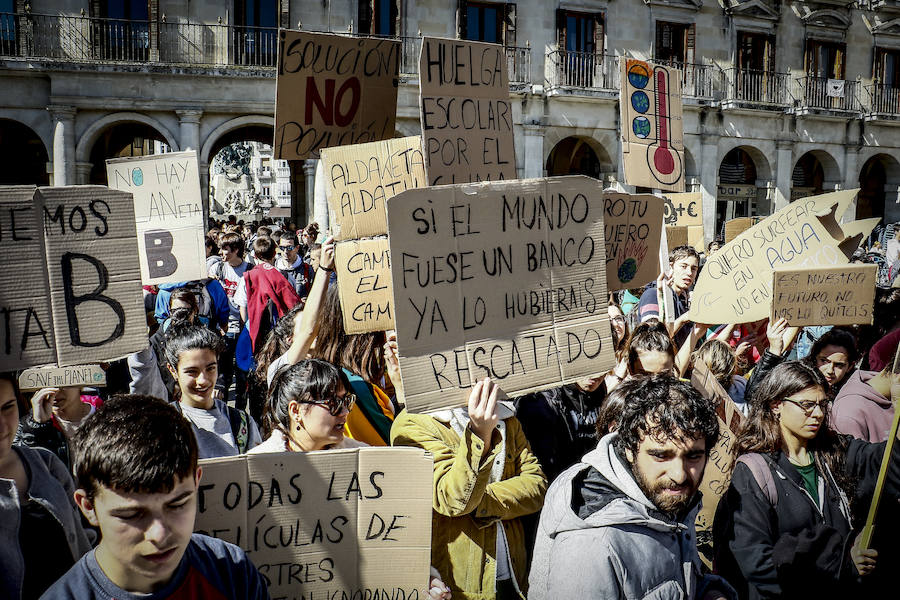 Centenares de jóvenes secundan la llamada mundial del 'Friday for Future' y añaden la lucha contra el calentamiento a las causas que defienden