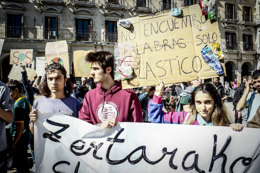 Centenares de jóvenes secundan la llamada mundial del 'Friday for Future' y añaden la lucha contra el calentamiento a las causas que defienden