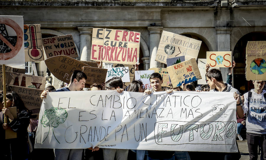 Centenares de jóvenes secundan la llamada mundial del 'Friday for Future' y añaden la lucha contra el calentamiento a las causas que defienden