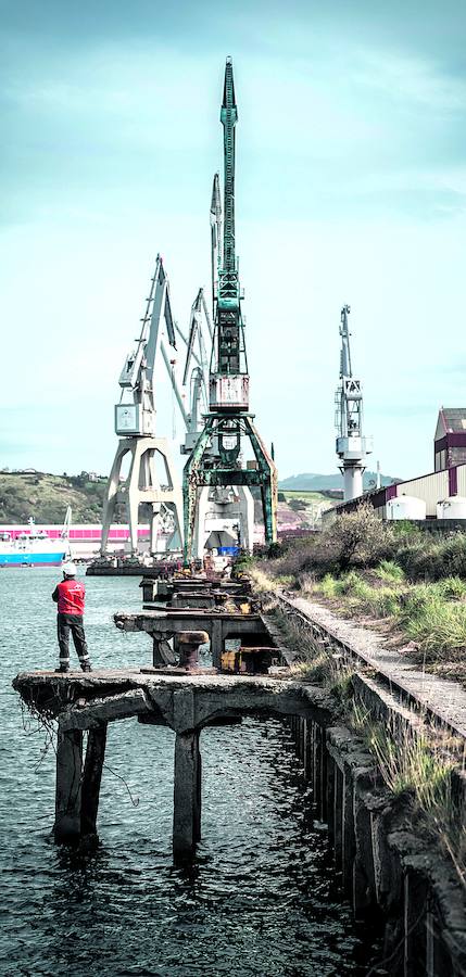 Grúas del astillero de La Naval ya inactivas. 