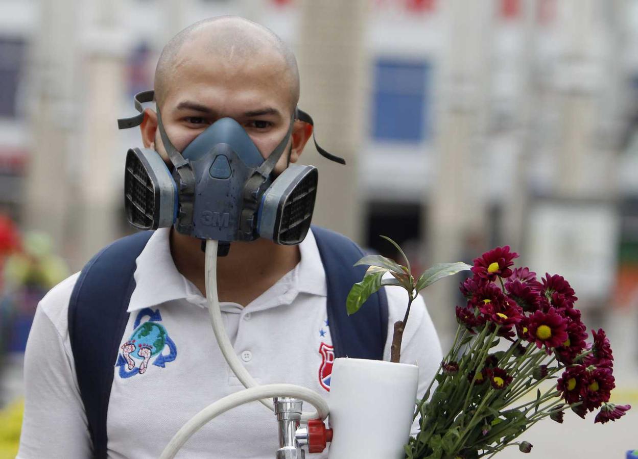 Jóvenes participan en un plantón a favor del medio ambiente y para generar consciencia del cambio climático este viernes, en Medellín (Colombia).