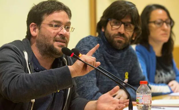 El exsecretario general de Podem, Albano Dante Fachín; junto al portavoz de Poble Lliure, Guillem Fuster (d); y la portavoz de Pirates de Catalunya, Muriel Rovira Esteva. 