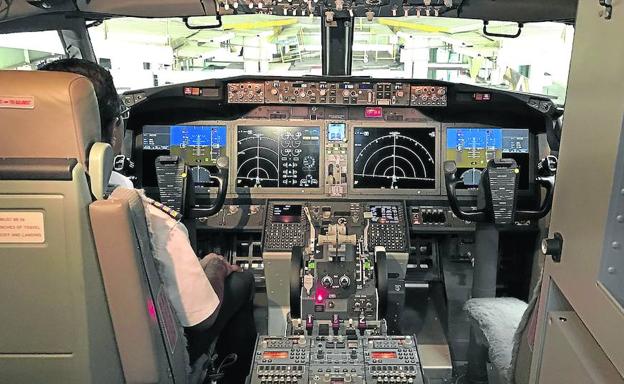 Interior de la cabina de un Boeing 737 MAX 8 de escala en el aeropuerto indio de Bombay. 