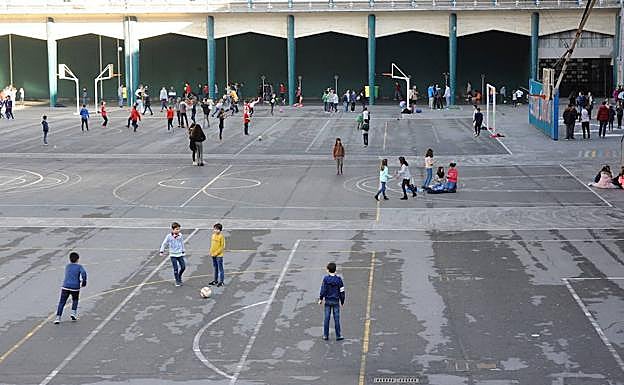 Unos niños juegan en el patio del colegio Jesuitas durante un día de huelga.