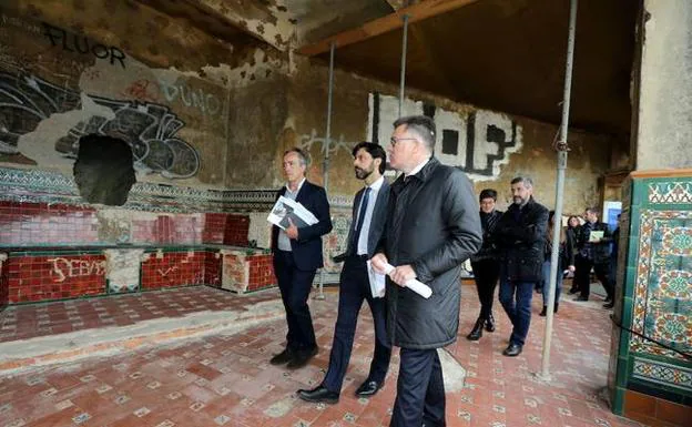 En el centro Javier Martín Ramiro, del Ministerio de Fomento, durante su visita a las galerías el pasado mayo. 