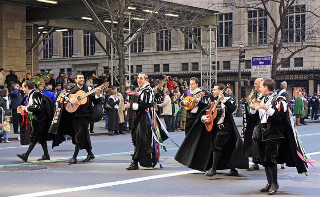 Los tunos sacan brillo a sus instrumentos en el desfile de San Patricio 2009 en Nueva York. 