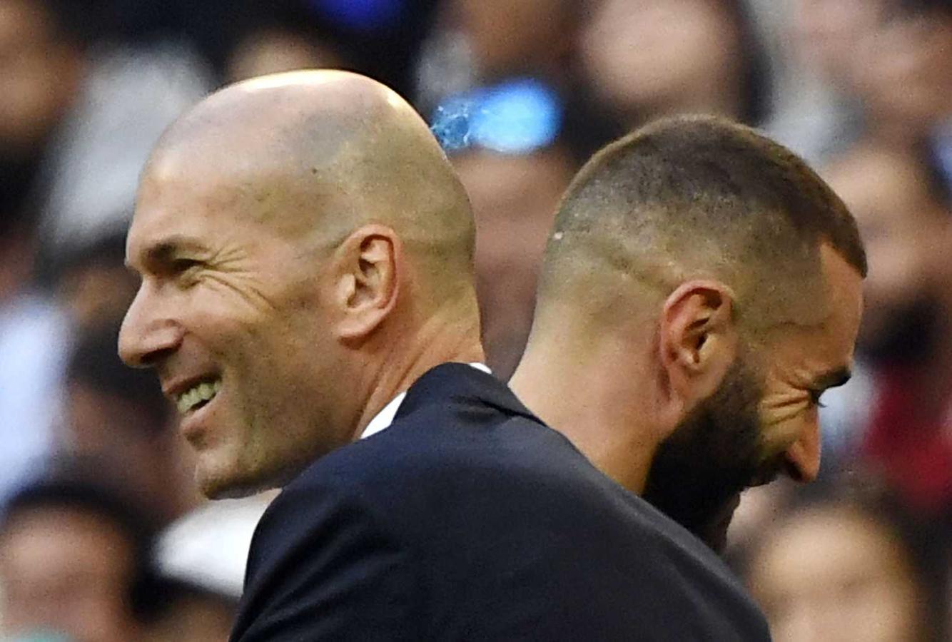 Zinedine Zidane, entrenador del Real Madrid, felicita al jugador Karim Benzema, durante el partido ante el Celta de Vigo, disputado en el Santiago Bernabeu 