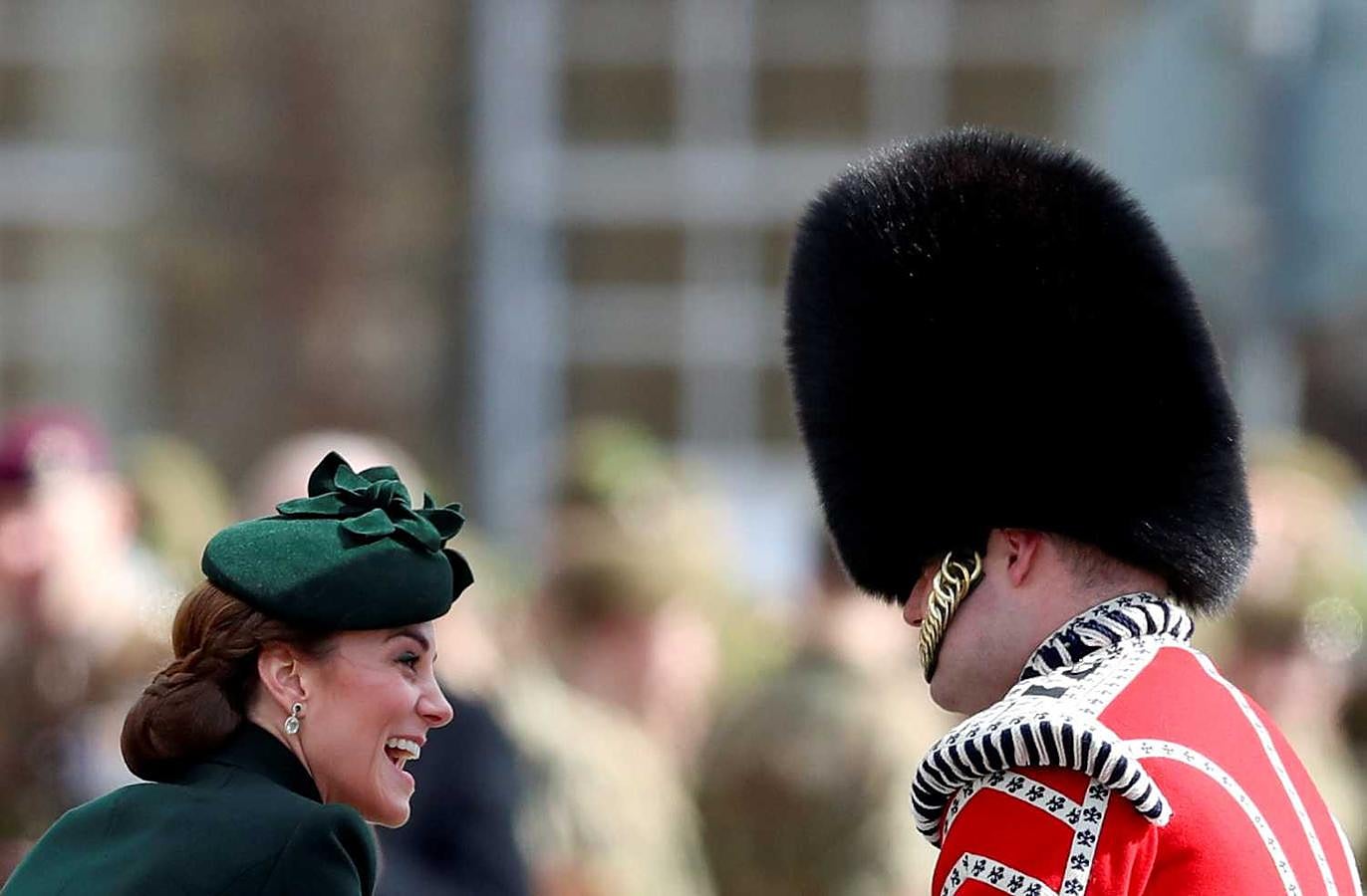 Catalina, duquesa de Cambridge, hablando animadanente con un miembro de la guardia real, durante el desfile de San Patricio, en Hounslow, Reino Unido 