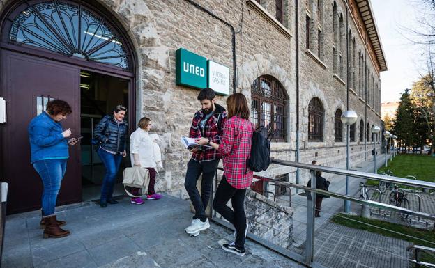 Varios alumnos en las puertas de la UNED de Vitoria.